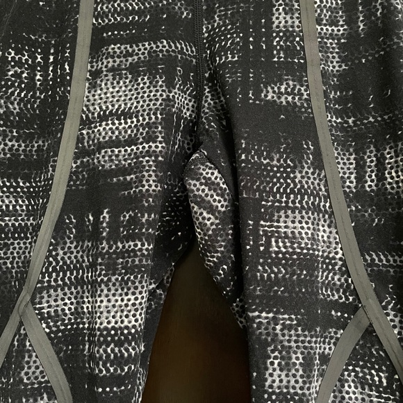 Nike Dri-Fit Workout Leggings with Ankle Zipper - Picture 4 of 6
